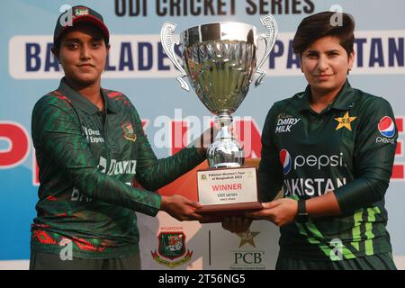 Capitani della squadra di cricket femminile di Bangladesh e Pakistan Nigar Sultana Joty (L) e Nida Dar (R) svelano il Trofeo One Day International (ODI) Series al Foto Stock