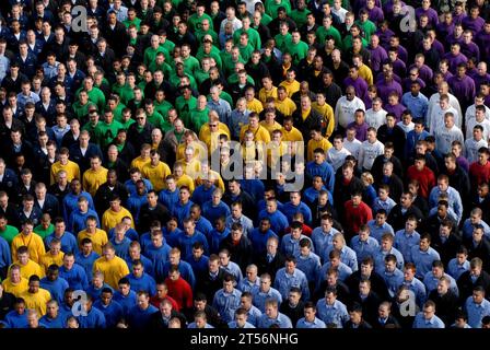 Captain's Call, Carrier Air Wing (CVW) 2, Carrier Strike Group 9, unità di addestramento composito esercitazione, ponte di volo, NAS North Island, Naval Air Station (NAS) North Island, Nimitz classe portaerei nucleare USS Abraham Lincoln (CVN 72, Oceano Pacifico, marinai Foto Stock