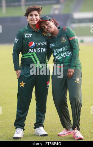 Capitani della squadra di cricket femminile del Bangladesh e del Pakistan Nigar Sultana Joty (R) e Nida Dar (L) possiedono per le fotografie dopo aver svelato l'interno di un giorno Foto Stock