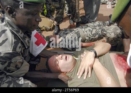 US Navy 0807185588D-641 il personale medico maliano si prepara a spostare la Marina degli Stati Uniti Foto Stock