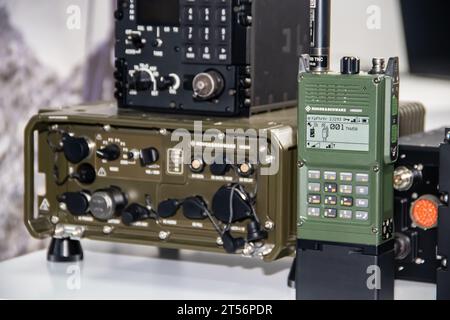 Apparecchiature radio militari, stazioni radio HF e VHF, esposte alla mostra militare a Belgrado, Serbia Foto Stock