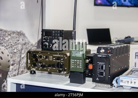 Apparecchiature radio militari, stazioni radio HF e VHF, esposte alla mostra militare a Belgrado, Serbia Foto Stock