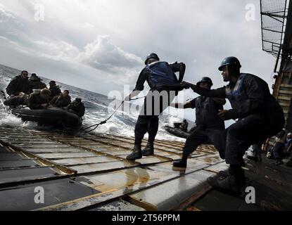 .50 cal., 25 mm, ACU 5, anfibi, anfibi, anfibi Ready Group Exercise, argex, CFAS, CPO, equipaggio servito armi sparate, CTF 76, FDNF, Fleet, Fleet Activities della flotta Sasebo, FOWARD SCHIERATO, Harpers Ferry (LSD 49), giapponese, LSD 49, Marines, Navy, vernice, marinai, SABBIA, Sasebo, Sasebo GIAPPONE, WAHL Foto Stock