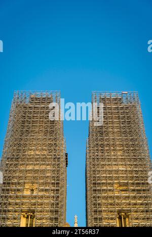 Torri della cattedrale di Zagabria danneggiate dal terremoto sotto le impalcature, Zagabria, Croazia Foto Stock