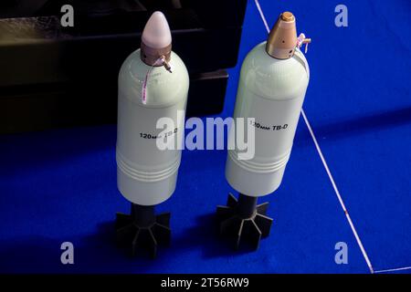 Proiettili anticarro guidati da GPS, esposti alla fiera militare di Belgrado, Serbia Foto Stock