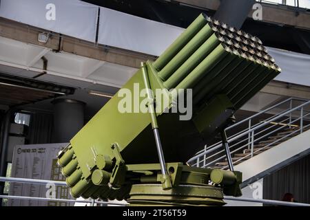 Lanciarazzi multi-canna (MRL) o sistema a razzo multiplo (MLRS) con 32 tubi di lancio del calibro 128 mm, equipaggiamento militare di guerra, esposti Foto Stock