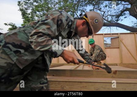 2nd Marine Logistics Group, Escuela Justo Rufino Morales Mackarty, marinai guatemaltechi, Marines, Naval Mobile Construction Battalion 28, Navy, NMCB-28, Project Handclasp, marinai, SeaHut, Southeast Asia Hut, Southern Partnership Station 2011, SPS 2011, Subject Matter Expert Exchange, U.S. Navy Foto Stock