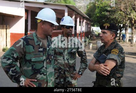 2nd Marine Logistics Group, Escuela Justo Rufino Morales Mackarty, marinai guatemaltechi, Marines, Naval Mobile Construction Battalion 28, Navy, NMCB-28, Project Handclasp, marinai, SeaHut, Southeast Asia Hut, Southern Partnership Station 2011, SPS 2011, Subject Matter Expert Exchange, U.S. Navy Foto Stock