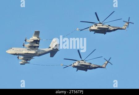 22nd Marine Expeditionary Unit, 22nd MEU, rifornimento aereo, aereo, elicottero, KC-130J Hercules, Marine Medium Tiltrotor Squadron 263, MH-53E Super Stallion, nave d'assalto anfibio multiuso, marina, rinforzata, Tanker, addestramento, US Navy, USS Bataan (LHD 5), vmm 263 Foto Stock