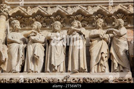 Amiens, Francia: Dettaglio di sei dei dodici Apostoli che decorano l'architrave sul portale della facciata sud della cattedrale di Notre Dame d'Amiens. Foto Stock