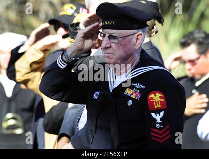 Marina DEGLI STATI UNITI Un ex marinaio della seconda guerra mondiale saluta i rubinetti durante il Pearl Harbor Remembrance Ceremony.jpg Foto Stock