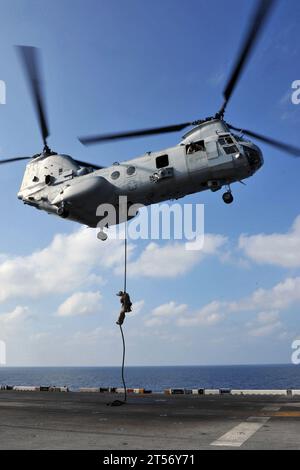 US Navy Un Marine assegnato all'11th Marine Expeditionary Unit (11th MEU) corde veloci da un elicottero CH-46E Sea Knight su t.jpg Foto Stock