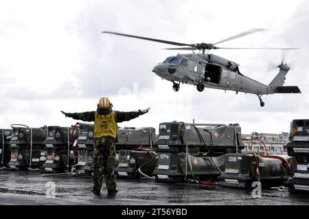 US Navy Un marinaio assegnato al dipartimento aereo della portaerei USS Ronald Reagan (CVN 76) guida un MH-60S Sea Hawk he.jpg Foto Stock