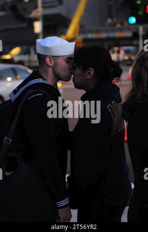 US Navy A Sailor bacia sua moglie addio prima che la portaerei classe Nimitz USS Carl Vinson (CVN 70) lasci Naval Air Sta.jpg Foto Stock