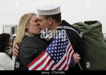 US Navy Un marinaio bacia sua moglie al ritorno a casa port.jpg Foto Stock