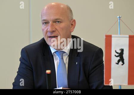 Potsdam, Germania. 3 novembre 2023. Conferenza stampa congiunta dopo la riunione di gabinetto degli stati di Berlino e Brandeburgo: Il sindaco di Berlino Kai Wegner (CDU) interviene alla conferenza stampa. Credito: Michael Bahlo/dpa/Alamy Live News Foto Stock