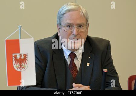 Potsdam, Germania. 3 novembre 2023. Conferenza stampa congiunta dopo la riunione di gabinetto degli stati di Berlino e Brandeburgo: Il ministro dell'energia del Brandeburgo Jörg Steinbach (SPD) interviene durante la conferenza stampa. Credito: Michael Bahlo/dpa/Alamy Live News Foto Stock