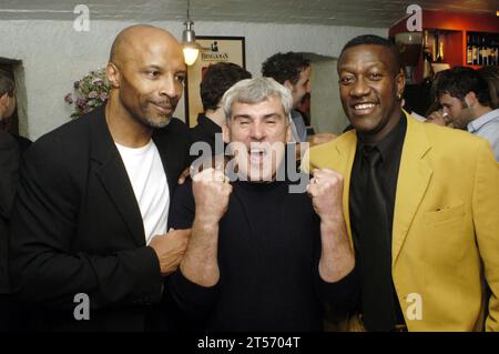 Il Cardiff City festeggia la promozione dalla Second Division alla Brasserie belga in Westgate Street il 25 maggio 2003. Fotografia: ROB WATKINS. Nella foto: Le leggende della città David Giles e Dave Bennet con Cyrille Regis (a sinistra) Foto Stock