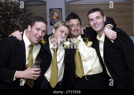 Il Cardiff City festeggia la promozione dalla Second Division alla Brasserie belga in Westgate Street il 25 maggio 2003. Fotografia: ROB WATKINS. Nella foto: (L-R) Sean Young, Andy Legg, Jason Bowen, Willie Boland Foto Stock