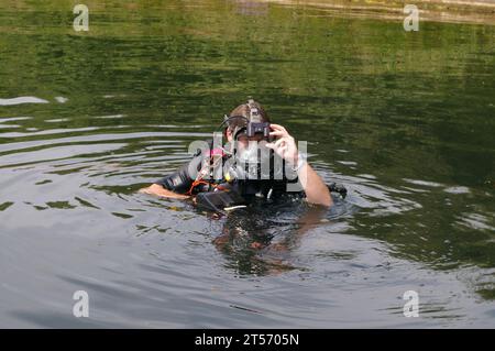 US Navy Uno scienziato testa la maschera subacquea avanzata creata al Naval Surface Warfare Center Panama City Division (NSWC PCD) nel a.jpg Foto Stock