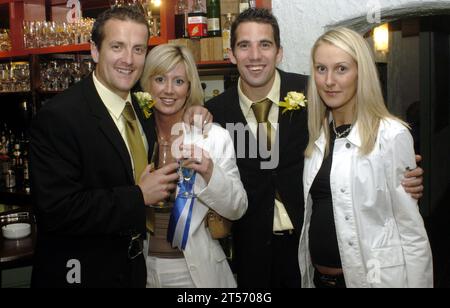 Il Cardiff City festeggia la promozione dalla Second Division alla Brasserie belga in Westgate Street il 25 maggio 2003. Fotografia: ROB WATKINS. Nella foto: I PORTIERI... (L-R) Martyn e Vikki Marsetson, Neil Alexander e Joanne McAdam Foto Stock