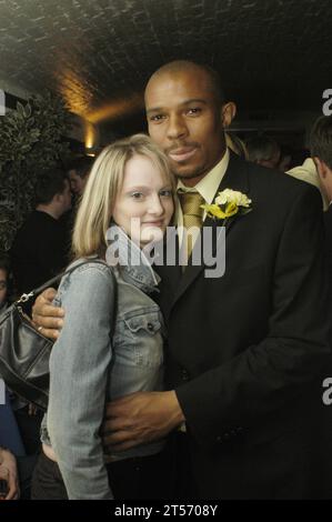 Il Cardiff City festeggia la promozione dalla Second Division alla Brasserie belga in Westgate Street il 25 maggio 2003. Fotografia: ROB WATKINS. Nella foto: Daniel Gabbidon e la sua ragazza Sarah Young Foto Stock