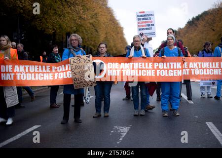 Letzte Generation Blockade DEU, Deutschland, Germania, Berlino, 28.10.2023 Demonstranten der Initiative Letzte Generation Extinction Rebellion XR und Fridays for Future mit Transparent Die Aktuelle Politik Hat toedliche Folgen und Schild Symbol Davidstern in Solidaritaet mit Israel und gegen Antisemitismus bei der Blockade der Strasse 17. Juni in Berlin Deutschland . Die Gruppe fordert Die Bundesregierung auf, drastischere Massnahmen zur Senkung der Treibhausgasemissionen zu ergreifen und bis 2030 Die Nutzung aller fossilen Brennstoffe einzustellen en: Manifestanti dell'iniziativa Last Generat Foto Stock