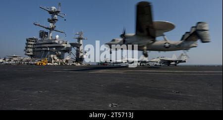 US Navy un e-2C Hawkeye atterra a bordo della portaerei USS John C. Stennis (CVN 74), segnando l'ultima missione aerea della Marina nel s.jpg Foto Stock