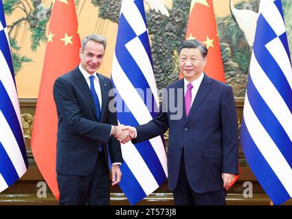 Pechino, Cina. 3 novembre 2023. Il presidente cinese Xi Jinping incontra il primo ministro greco Kyriakos Mitsotakis nella grande sala del popolo di Pechino, capitale della Cina, 3 novembre 2023. Crediti: Huang Jingwen/Xinhua/Alamy Live News Foto Stock