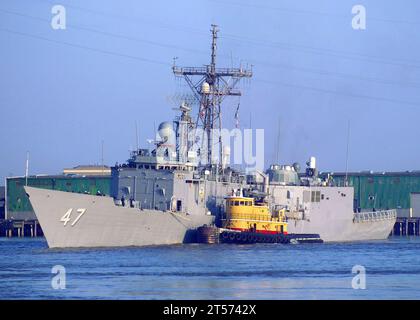 La fregata missilistica guidata USS Nicholas (FFG 47) parte dal Governor Nicholls Wharf nel nuovo Orleans.jpg Foto Stock