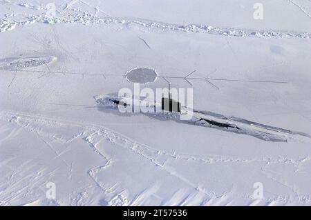 Il sottomarino ad attacco rapido della US Navy classe Los Angeles USS Alexandria (SSN 757) viene sommerso dopo essere stato esposto attraverso due piedi di ghiaccio durante l'ICEX-07, una U.S. Navy e la Royal Navy exercise.jpg Foto Stock