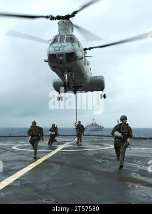 US Navy Marines assegnati alla forza di incursione marittima della 31st Marine Expeditionary Unit (31st MEU) fast-rope.jpg Foto Stock