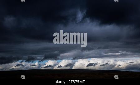 Nuvole di tempesta sopra le brughiere vicino a Top Withens - a piedi da Haworth nel Bronte Country, Yorkshire. Foto Stock