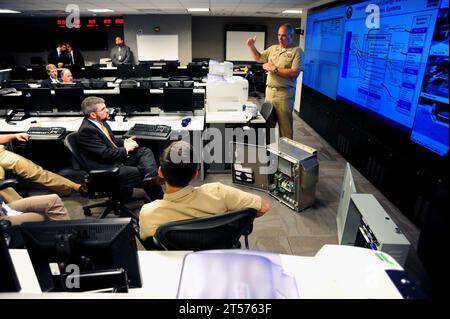 I funzionari del Naval District Washington (NDW) della Marina DEGLI STATI UNITI presentano il loro pilota di rete intelligente a John Conger, vice-vice under Secretar.jpg Foto Stock