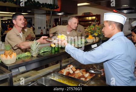 US Navy PEARL HARBOR (11 maggio 2009) Un marinaio assegnato alla Naval Station Pearl Harbor serve il pranzo al vice ammiraglio Michael vitale, comandante, installazioni navali Command.jpg Foto Stock