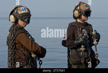 US Navy Plane Captains del Golden Dragons of Strike Fighter Squadron (VFA) 192 in attesa durante il recupero degli aeromobili operations.jpg Foto Stock