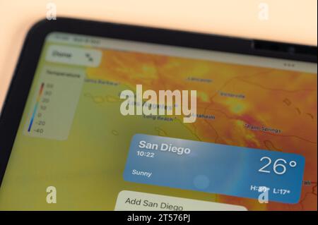 New York, USA - 8 ottobre 2023: Controllo della temperatura all'esterno della città di San Diego tramite la vista ravvicinata dello schermo dell'app online ipad tablet Foto Stock