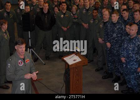 Il contrammiraglio della Marina DEGLI STATI UNITI Sean Buck, comandante della 5a e 7a flotta della Patrol and Reconnaissance Force, prende tempo per rispondere al questions.jpg Foto Stock