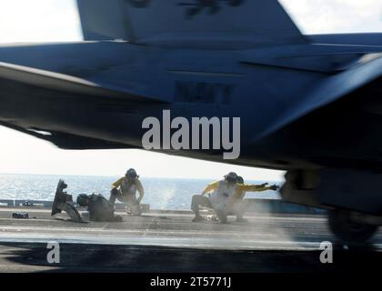 US Navy Rear Adm. Nora W. Tyson, comandante del Carrier Strike Group (CSG) 2, centro, e. Foto Stock