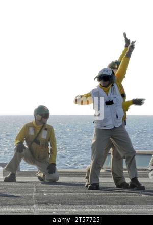 US Navy Rear Adm. Nora W. Tyson, comandante del Carrier Strike Group (CSG) 2, centro, e. Foto Stock