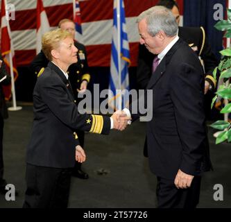 Nora Tyson, comandante, Carrier Strike Group 2, stringe la mano a Jose Allegrini, vicesindaco del Marseille.jpg Foto Stock