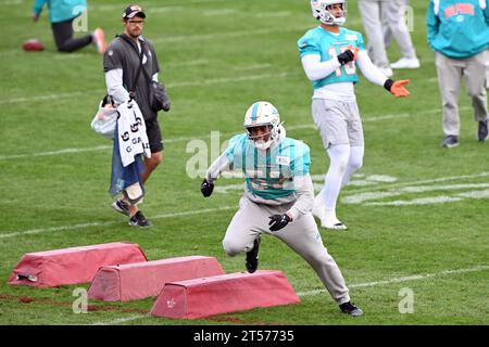 3 novembre 2023, Assia, Francoforte sul meno: Cameron Goode dei Miami Dolphins in azione durante la pratica. Nella seconda partita della NFL in Germania, i vincitori del Super Bowl Kansas City e i Miami Dolphins affronteranno a Francoforte domenica (05.11.2023). Foto: Federico Gambarini/dpa Foto Stock