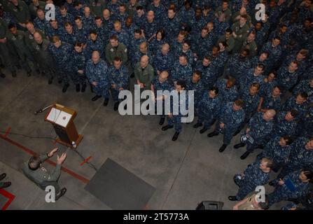 Il contrammiraglio della Marina DEGLI STATI UNITI Sean Buck, comandante della 5a e 7a flotta della Patrol and Reconnaissance Force, prende tempo per rispondere al questions.jpg Foto Stock