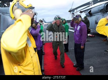 Ted Branch, comandante della Naval Air Forces Atlantic, passa attraverso i sideboy a bordo della portaerei USS Ge.jpg Foto Stock