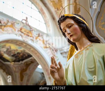 Interno della chiesa romanica dei Canonici agostiniani, monastero regolare di Novacella - Varna, Bressanone, alto Adige, Italia settentrionale. Foto Stock