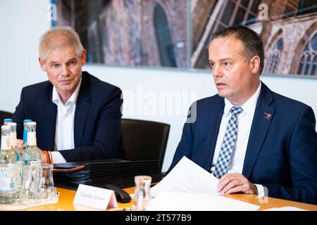 3 novembre 2023, bassa Sassonia, Hildesheim: Claudio Griese (CDU, r), sindaco di Hamelin e presidente della Conferenza dei Lord sindaci, interviene alla conferenza stampa conclusiva della Conferenza dei Lord sindaci dell'Associazione delle città e delle città della bassa Sassonia nel municipio di Hildesheim. Accanto a lui c'è Frank Klingebiel (CDU, l), sindaco di Salzgitter e presidente dell'Associazione delle città e delle città della bassa Sassonia. La conferenza riguarda i finanziamenti per lo sviluppo urbano, la situazione degli ospedali, il futuro del Deutschlandticket e l'attuale situazione in Israele. Foto: Michael Matthey/dpa Foto Stock