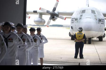 I marinai della Marina DEGLI STATI UNITI assegnati al Capital Express del Fleet Logistics Support Squadron (VRC) 53 sono presenti alla parata rest.jpg Foto Stock