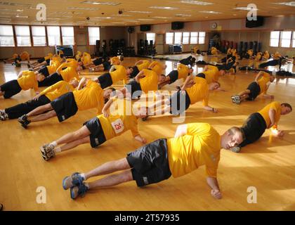 I marinai della Marina DEGLI STATI UNITI conducono un esercizio di riscaldamento di gruppo durante il corso Command fitness leader (CFL) presso la Naval Air Station Whidbey Isl.jpg Foto Stock