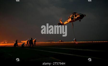 US Navy Sailors corda veloce da un MH-60S Sea Hawk helicopter.jpg Foto Stock