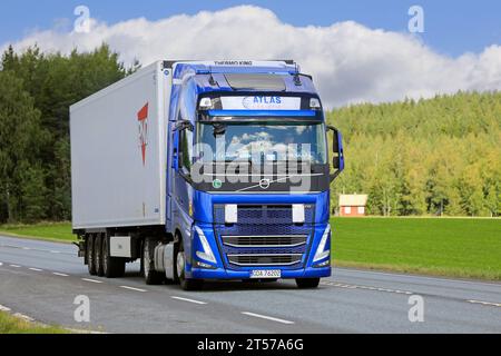 Nuovo Volvo FH 500 Truck Atlas Logistic blu davanti al semirimorchio refrigerato che si sposta su autostrada. Jokioinen, Finlandia. 21 luglio 2023. Foto Stock